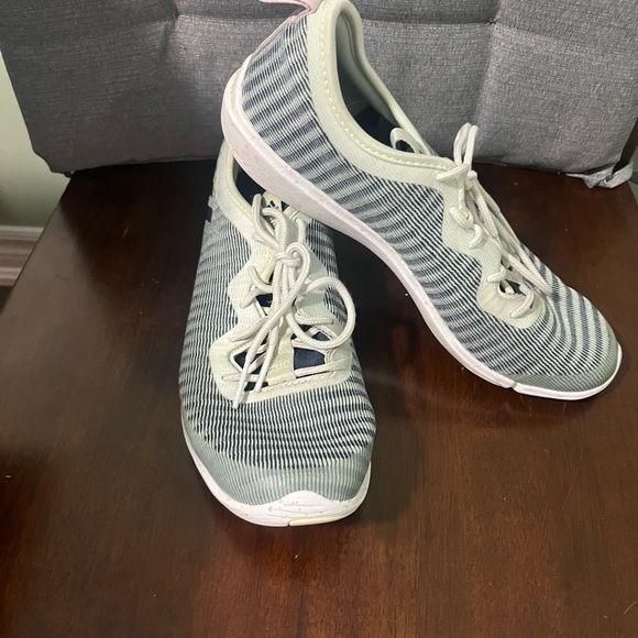 Size 8.5 Adidas sneakers - Picture 2 of 10